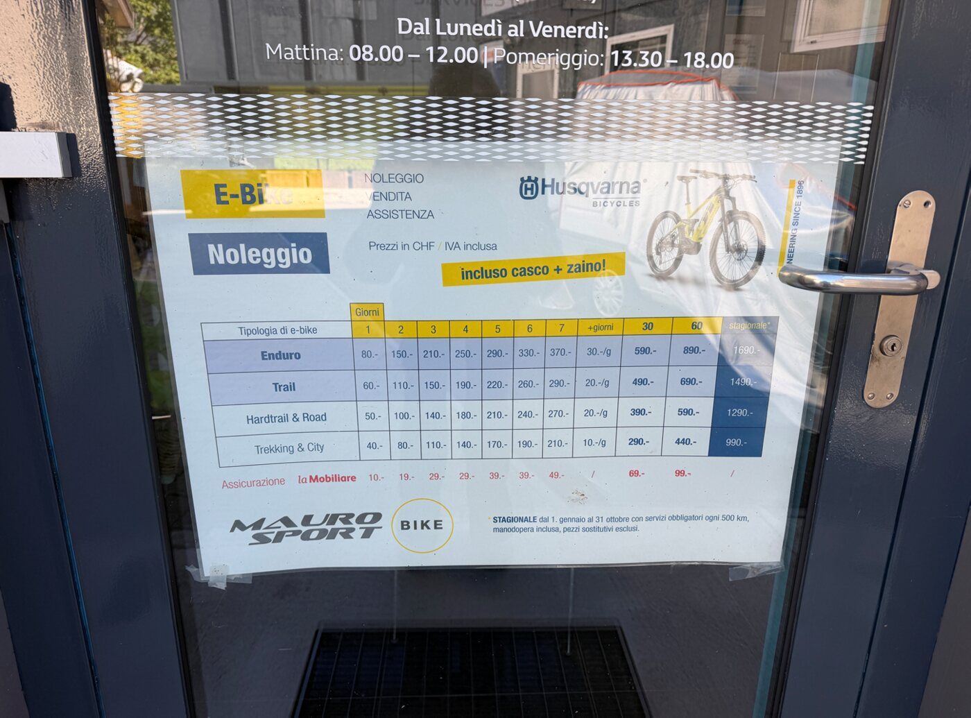 Tariffe del noleggio e-bike esposte al Garage Mauro