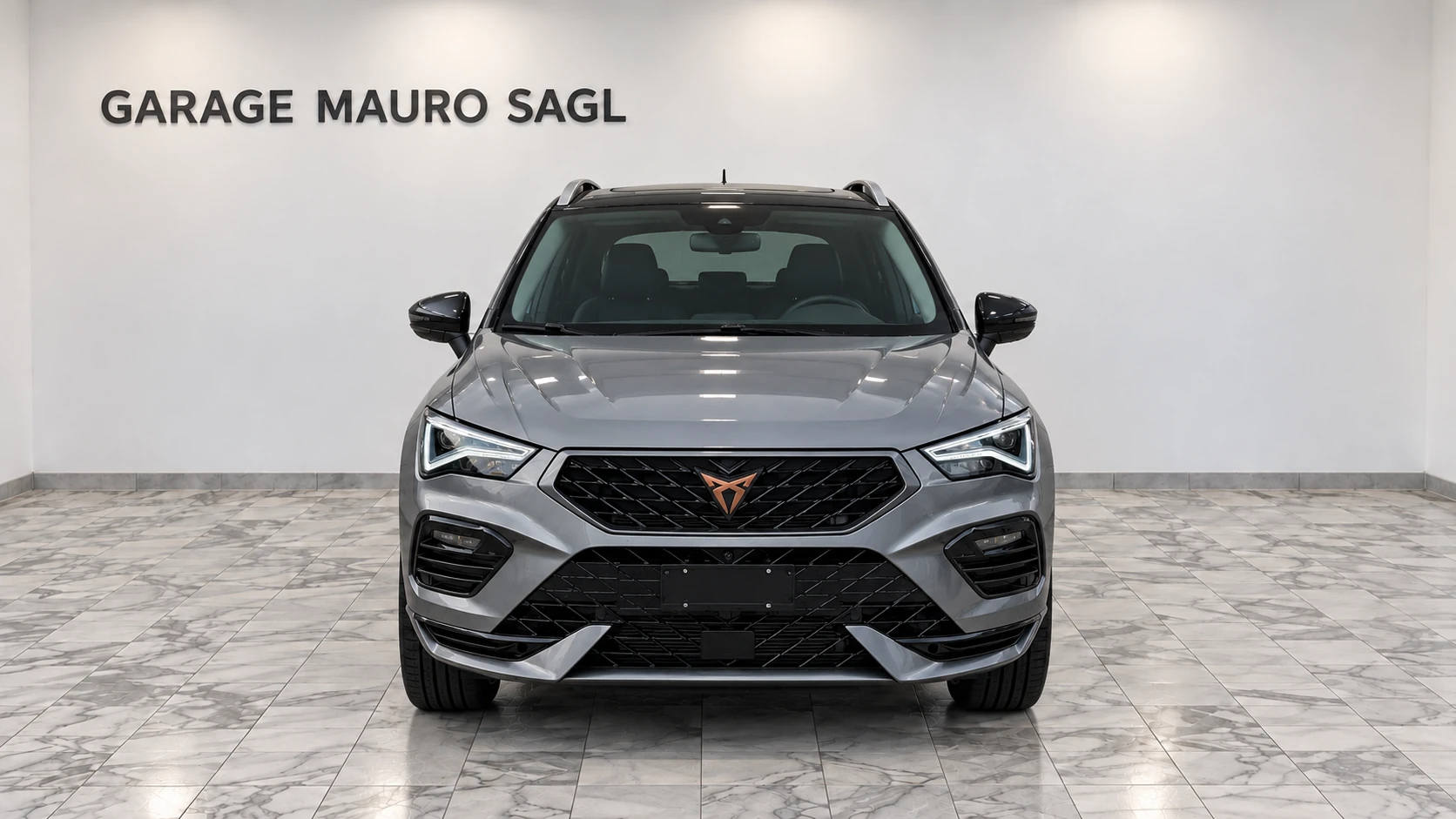 Cupra Ateca 2.0 TSI 4Drive DSG grigio antracite, vista frontale in showroom