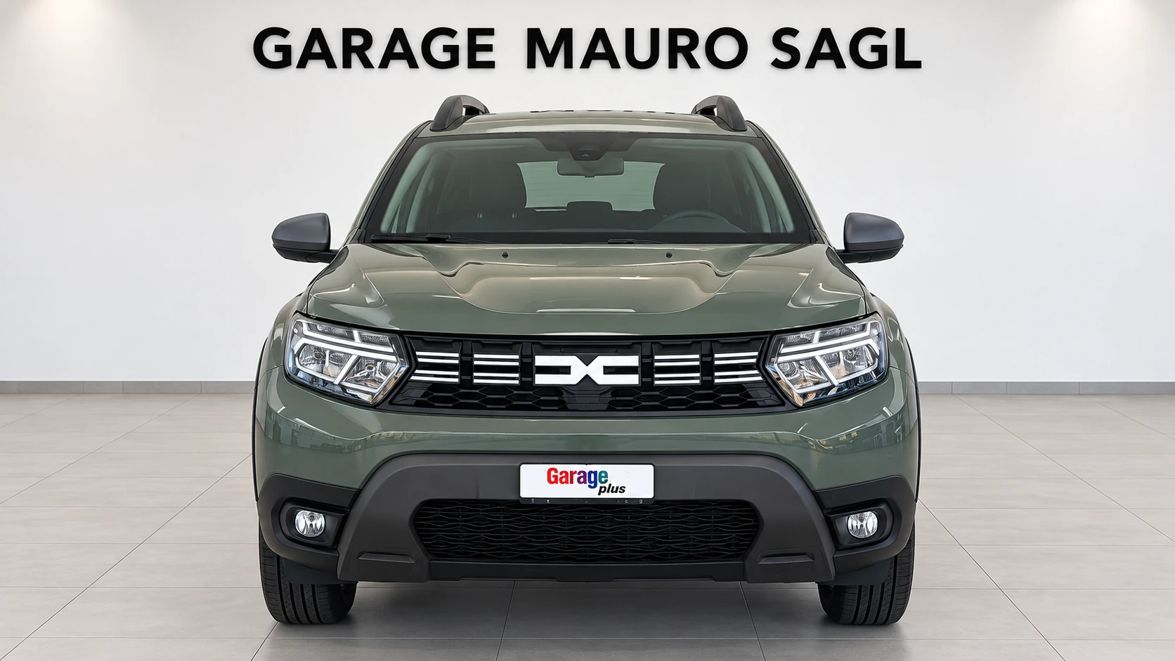 Dacia Duster 1.3 TCe 150 Expression 4WD verde, vista frontale in showroom