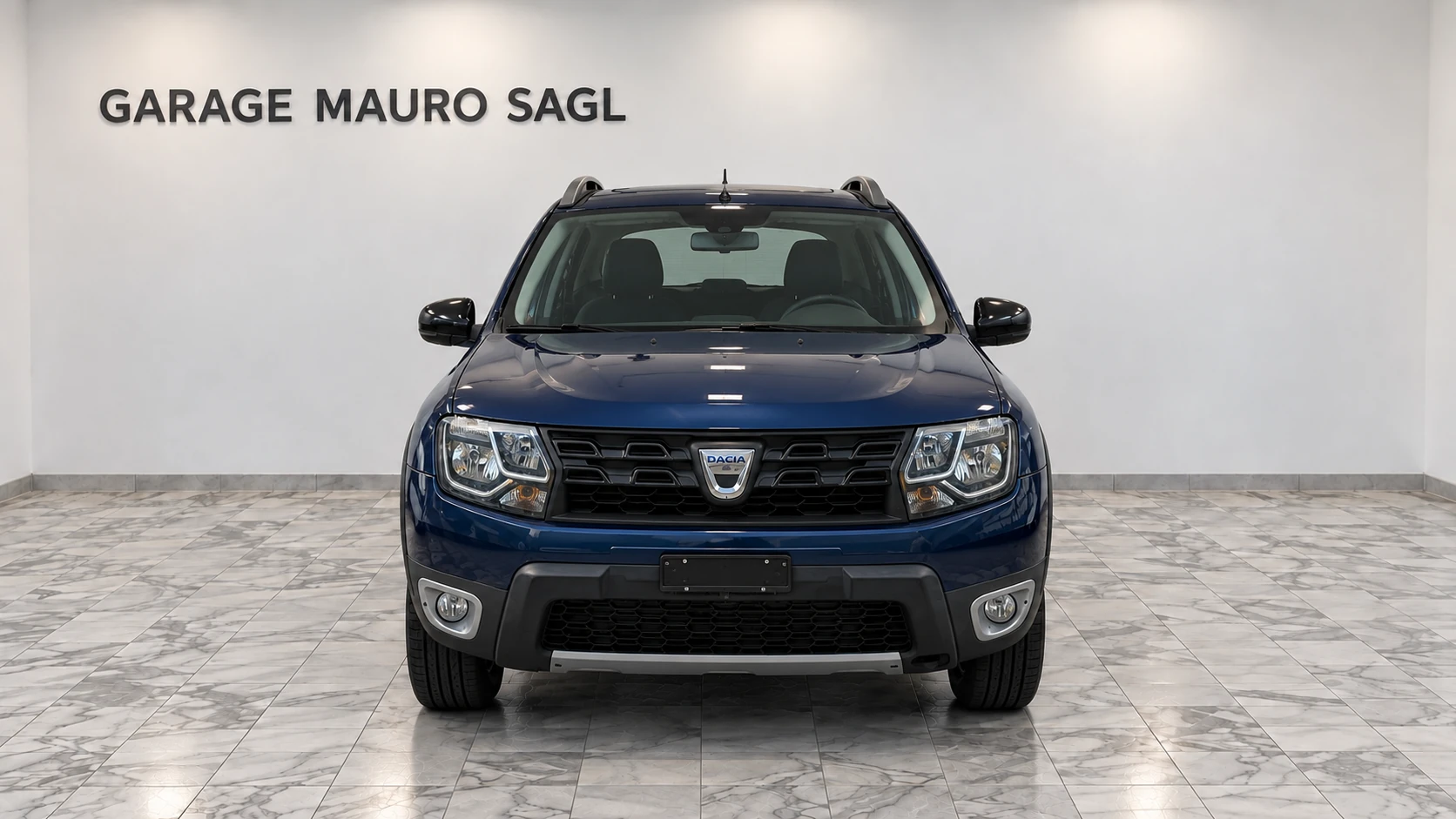 Dacia Duster 1.2 TCe 4×4 blu, vista frontale in showroom