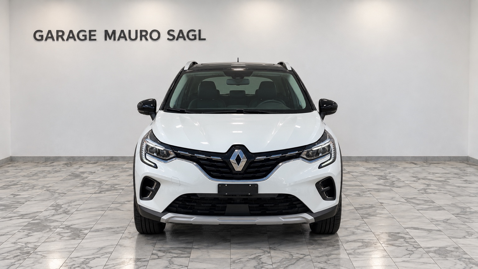 Renault Captur E-Tech Plug-in Edition One bianca esposta al Garage Mauro