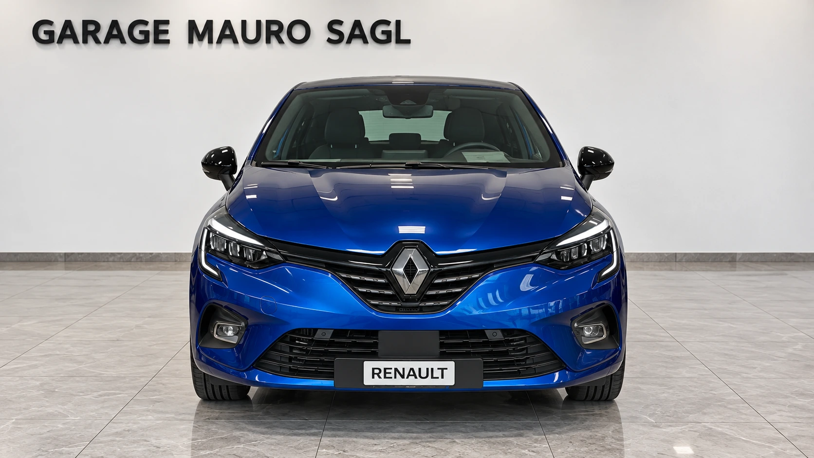 Renault Clio 1.0 TCe techno CVT blu, vista frontale in showroom