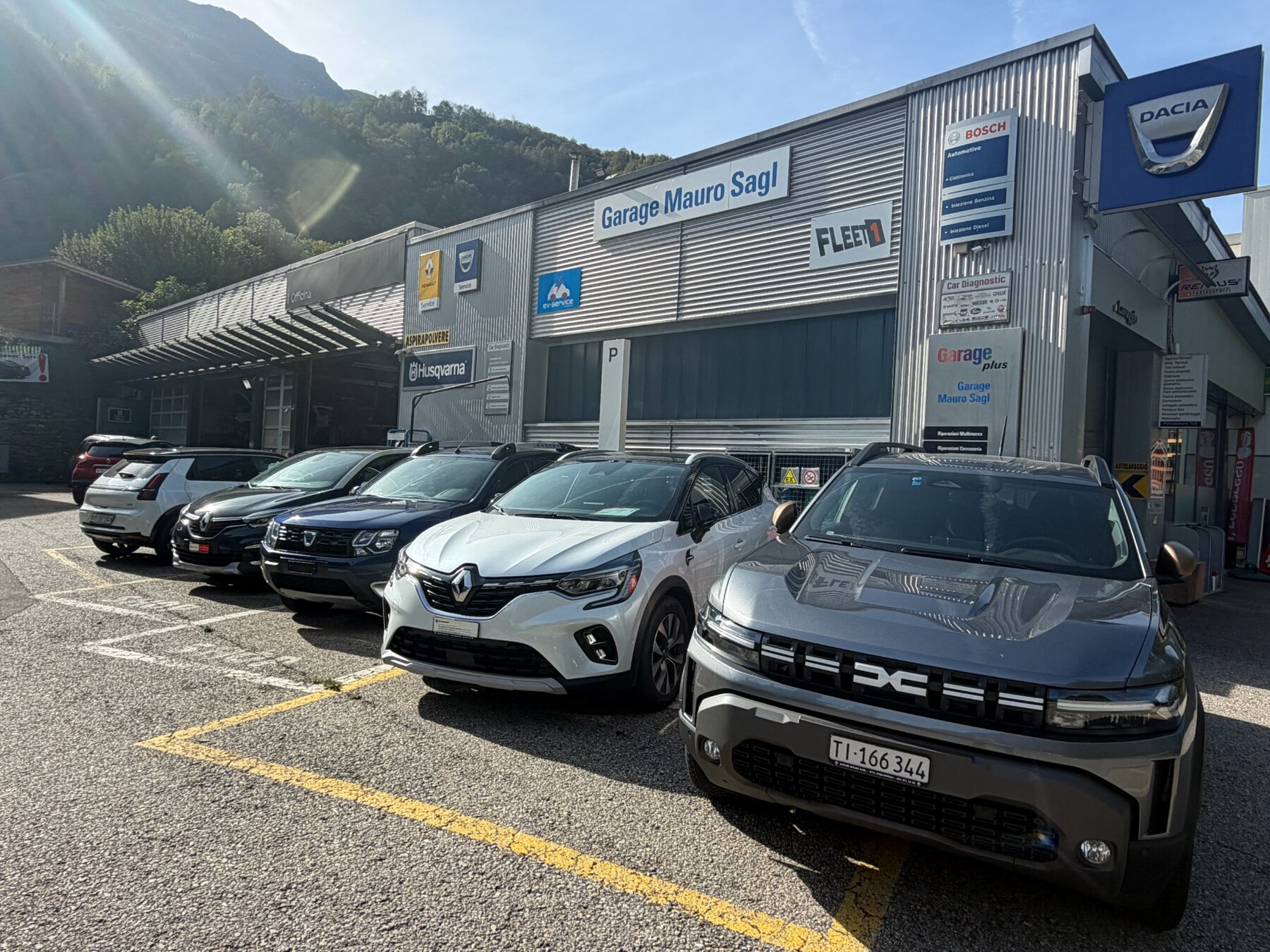 La sede del Garage Mauro con i veicoli esposti
