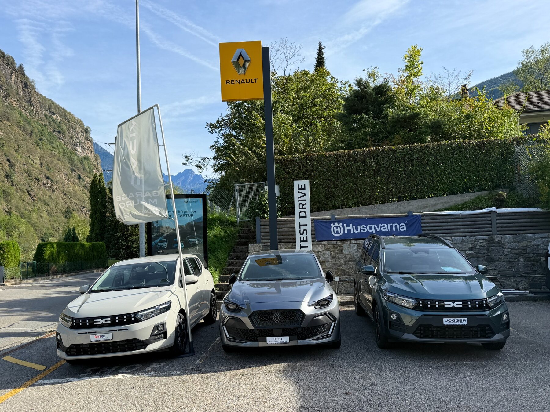 Veicoli Renault e Dacia esposti davanti al Garage Mauro