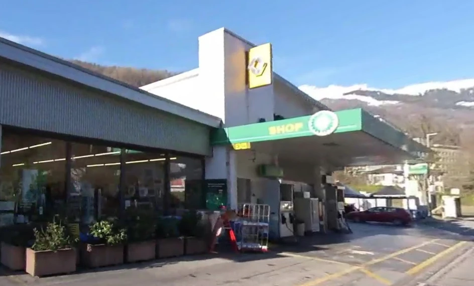 L’esterno del garage con il negozio e il distributore