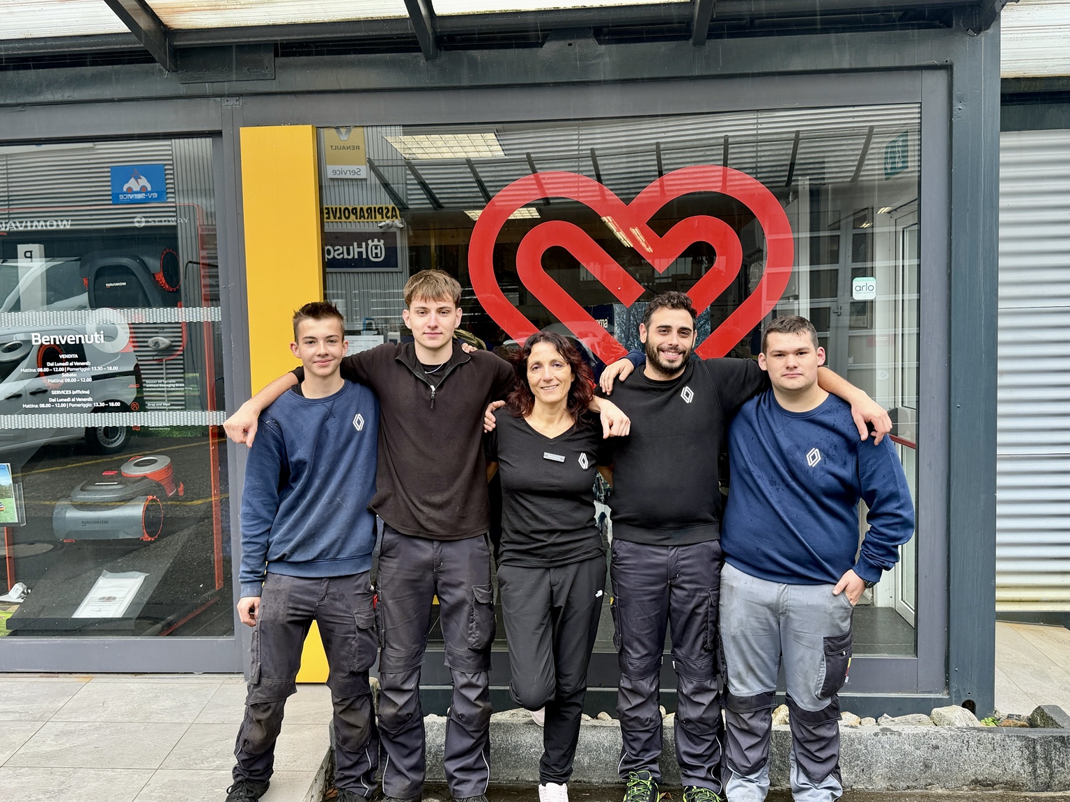 Il gruppo del Garage Mauro riunito davanti al garage
